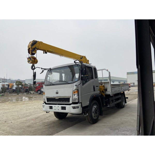 Chinese Supplier HOWO 5000kg Truck Crane Small Crane with Truck for Sale