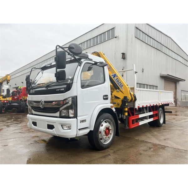 China Right Hand Drive Dongfeng 6 Wheeler 3.2 Ton Truck with Crane for Sale
