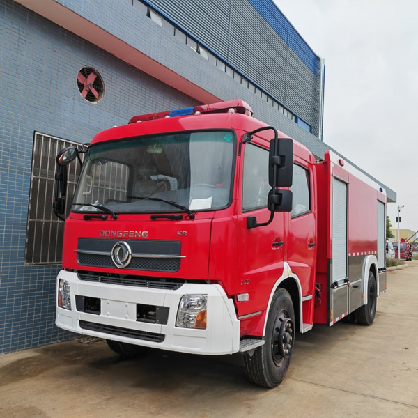 Customized Clw Rescue Water Fire Truck 8cbm Fire Fighting Engine for Sale