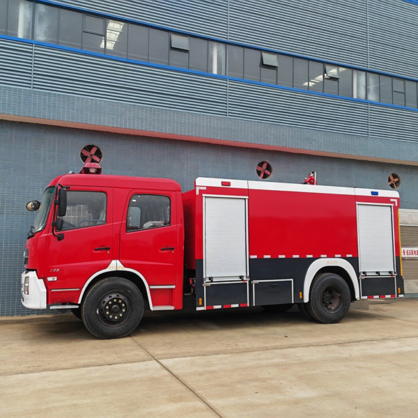 Customized Clw Rescue Water Fire Truck 8cbm Fire Fighting Engine for Sale