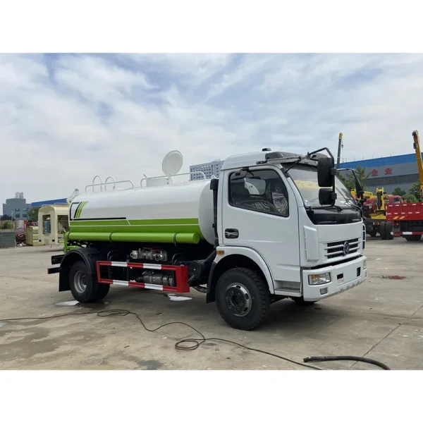 Factory Direct Sale Dongfeng 4X2 8000liters Water Tank Truck Garden Greening Sprinkler Truck