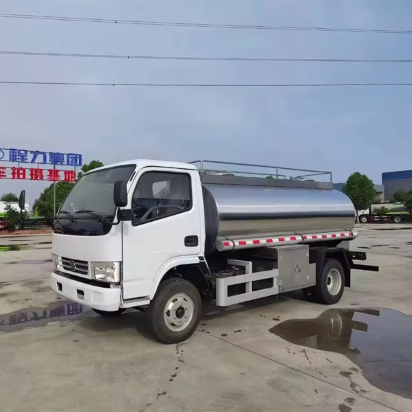 Dongfeng Small Stainless Steel Drinking Water Truck 5000L Fresh Milk Tanker Truck Price