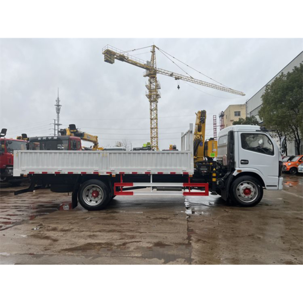 China Right Hand Drive Dongfeng 6 Wheeler 3.2 Ton Truck with Crane for Sale
