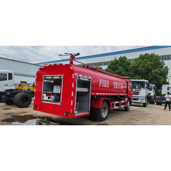 Factory Price 1suzu Small 4000L Water Tanker Fire Sprinkler Truck for Sale