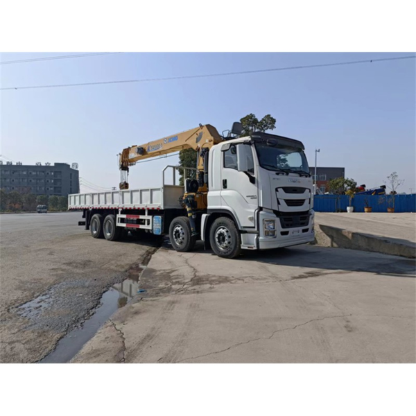 Heavy Duty Isuzu Giga 8X4 Truck Mounted Crane 14 Ton Telescopic Boom Crane Truck for Sale