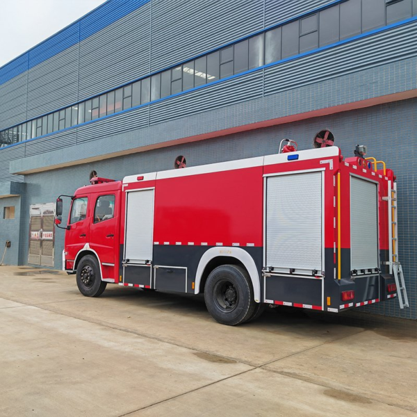 Customized Clw Rescue Water Fire Truck 8cbm Fire Fighting Engine for Sale