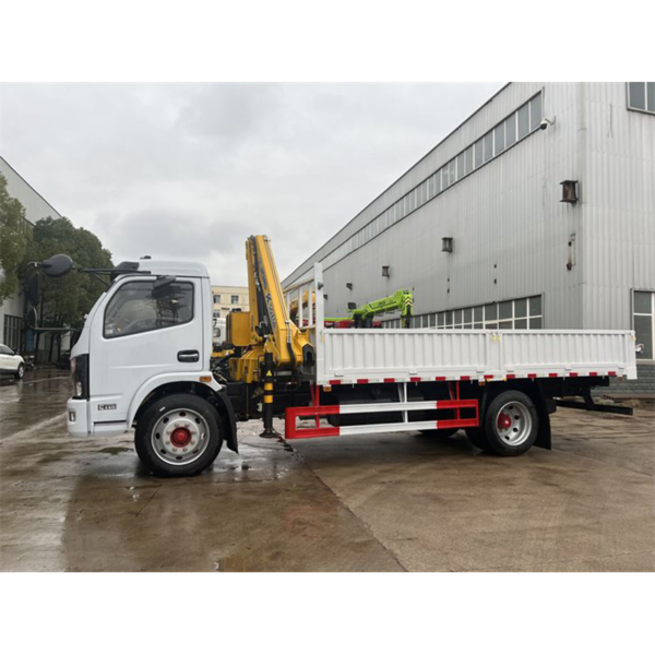 China Right Hand Drive Dongfeng 6 Wheeler 3.2 Ton Truck with Crane for Sale