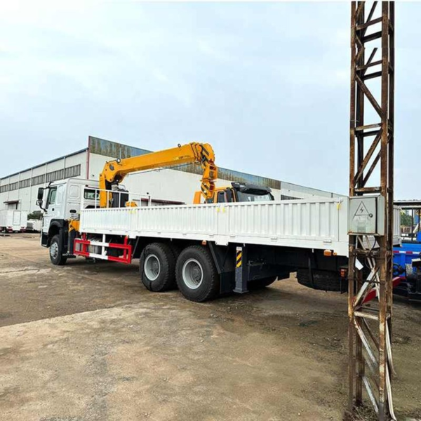 Sinotruk HOWO 10 Ton 12ton Telescopic Boom Crane Mounted Truck 6X4 Truck Crane for Sale