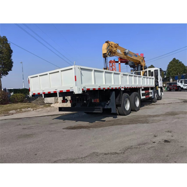 Heavy Duty Isuzu Giga 8X4 Truck Mounted Crane 14 Ton Telescopic Boom Crane Truck for Sale