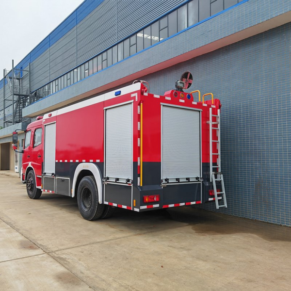 Customized Clw Rescue Water Fire Truck 8cbm Fire Fighting Engine for Sale