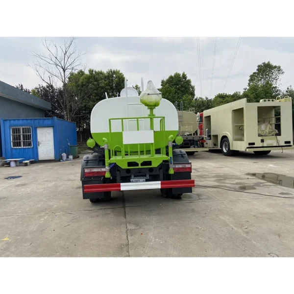 Factory Direct Sale Dongfeng 4X2 8000liters Water Tank Truck Garden Greening Sprinkler Truck