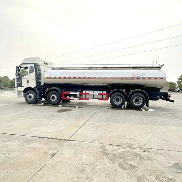 China FAW 8X4 22cbm 304 Stainless Steel Water Milk Tank Truck Price