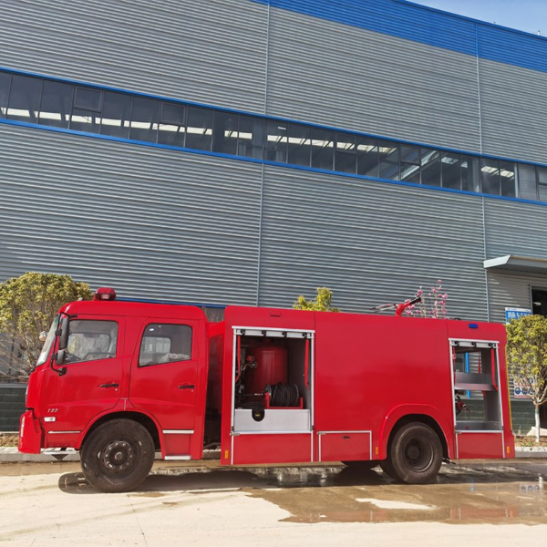 China Factory Dongfeng Fire Fighting Truck Fire Engine Specialized Vehicle Price