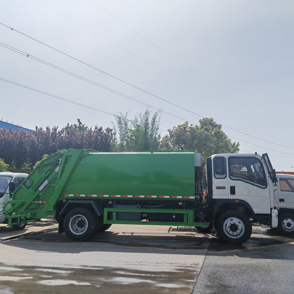 HOWO 7cbm Rhd Waste Refuse Collection Garbage Compactor Truck with Guard Cover