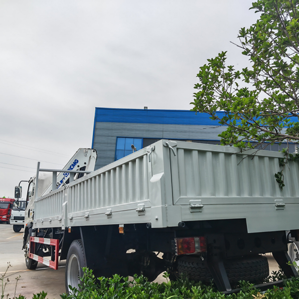 Factory Price HOWO 4X2 Small Truck with with Sq3.2zk2 3.2ton Folding Arm Crane