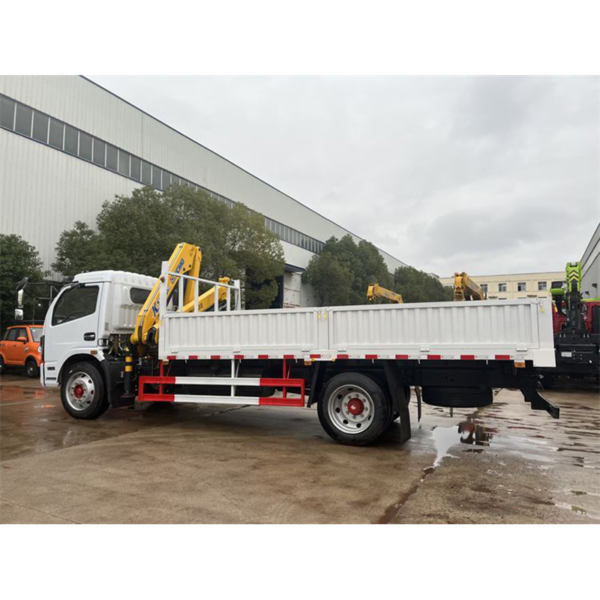 China Right Hand Drive Dongfeng 6 Wheeler 3.2 Ton Truck with Crane for Sale