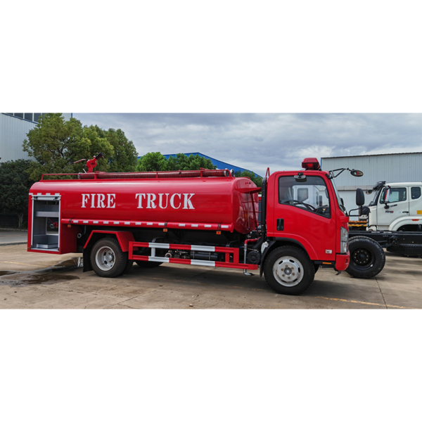 Factory Price 1suzu Small 4000L Water Tanker Fire Sprinkler Truck for Sale
