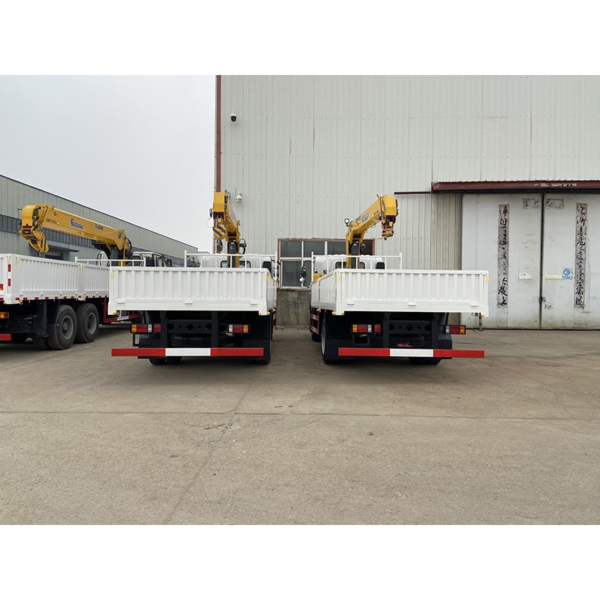 Chinese Supplier HOWO 5000kg Truck Crane Small Crane with Truck for Sale