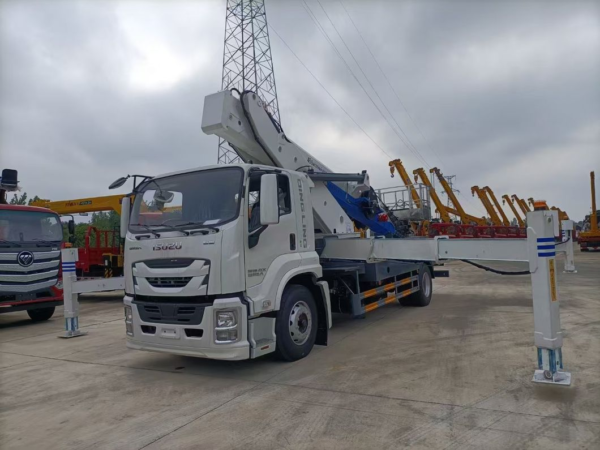 Factory Price 1suzu Giga 45m Aerial Work Platform Truck Hydraulic Telescopic Straight Boom Lift Truck
