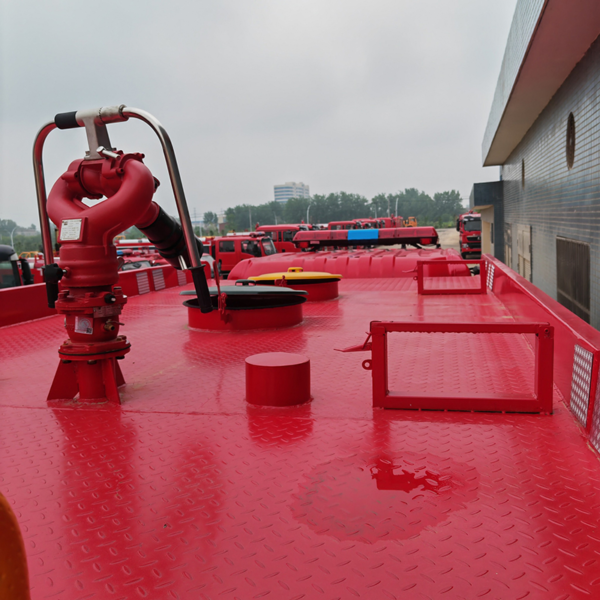 Customized Clw Rescue Water Fire Truck 8cbm Fire Fighting Engine for Sale