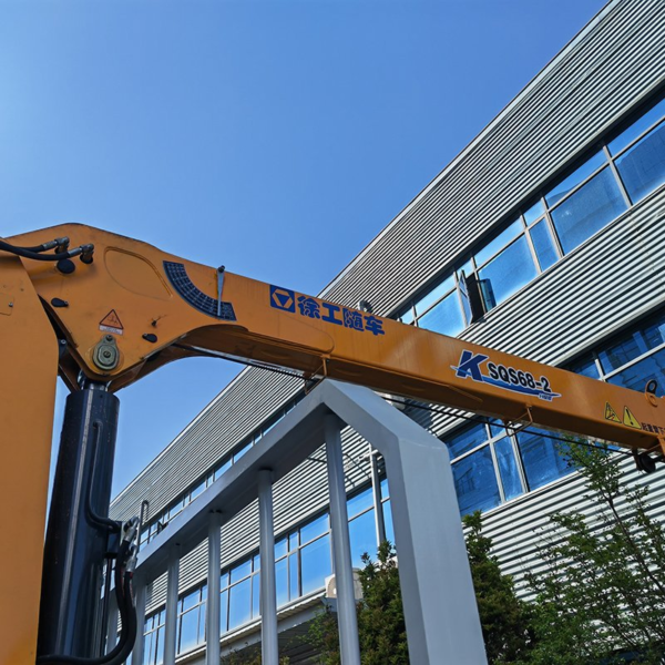Sinotruk Homan 4X2 6wheels Cargo Truck with Crane Truck Mounted Crane for Sale
