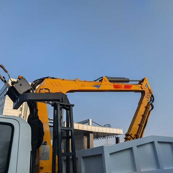 1suzu Dump Truck with 5 Ton Folding Arm Crane Mobile Crane Truck Lifting Equipment