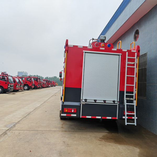 Customized Clw Rescue Water Fire Truck 8cbm Fire Fighting Engine for Sale