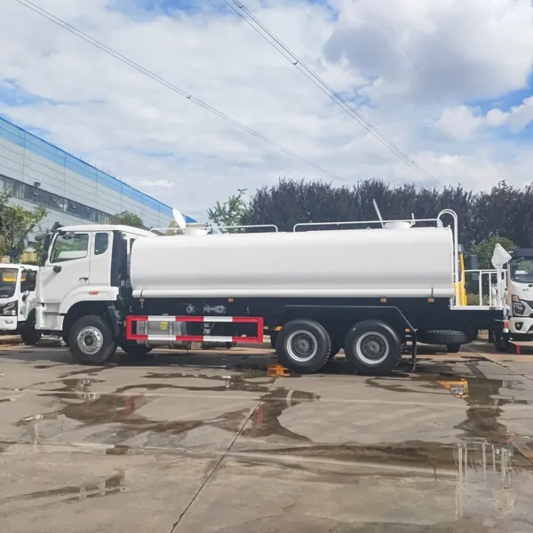 Factory Price HOWO Water Sprayer Tanker Truck 6X4 20cbm Tank Sprinkler Bowser Watering Wagon Cart