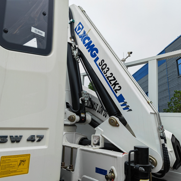 Factory Price HOWO 4X2 Small Truck with with Sq3.2zk2 3.2ton Folding Arm Crane