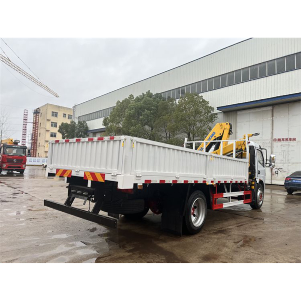China Right Hand Drive Dongfeng 6 Wheeler 3.2 Ton Truck with Crane for Sale